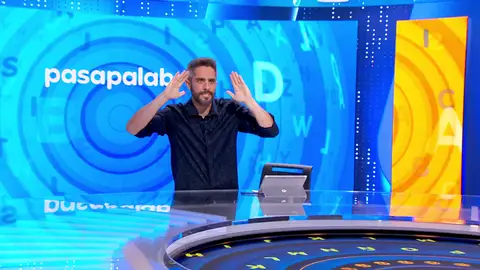 Rafa Méndez enseña un pase de baile a Roberto Leal en homenaje a ‘Pasapalabra’ Rafa Méndez enseña un pase de baile a Roberto Leal en homenaje a ‘Pasapalabra’