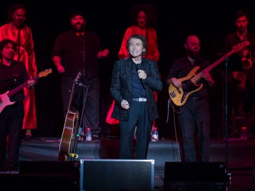 Raphael celebra con un apoteósico concierto sus 60 años sobre los escenarios en Starlite Catalana Occidente