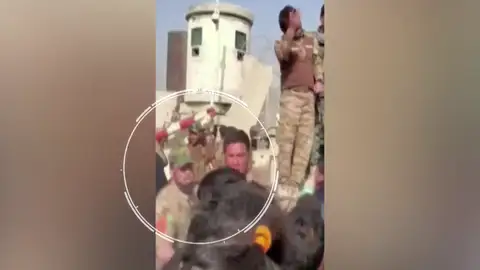 El llanto de un niño mientras el ejército de Afganistán agrede a la multitud en el aeropuerto de Kabul El llanto de un niño mientras el ejército de Afganistán agrede a la multitud en el aeropuerto de Kabul