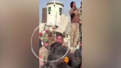 El llanto de un niño mientras el ejército de Afganistán agrede a la multitud en el aeropuerto de Kabul