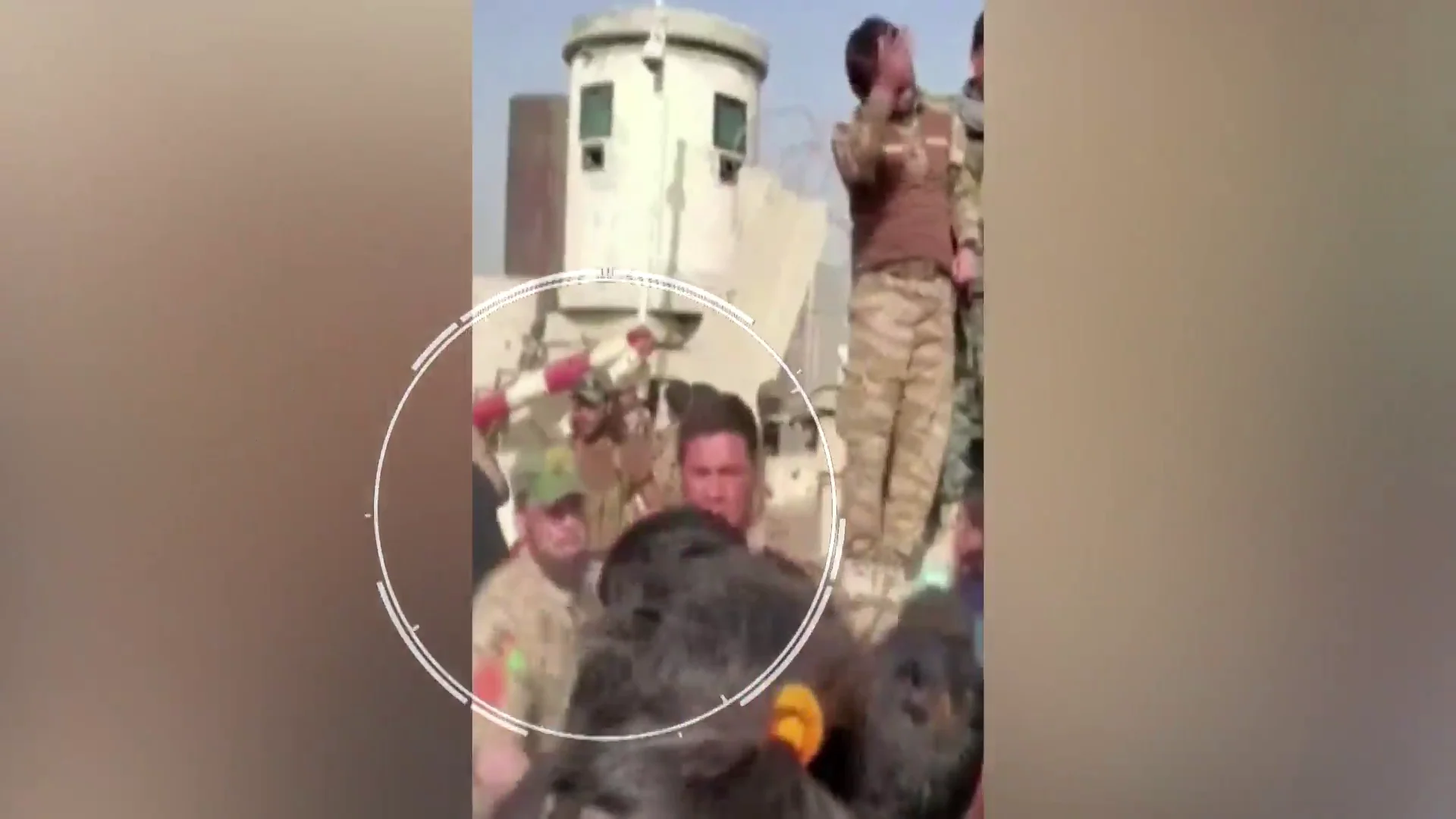 El llanto de un niño mientras el ejército de Afganistán agrede a la multitud en el aeropuerto de Kabul El llanto de un niño mientras el ejército de Afganistán agrede a la multitud en el aeropuerto de Kabul