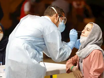 Trabajadores de Salud realizan pruebas PCR para detectar la Covid-19 a ciudadanos españoles y colaboradores del operativo de repatriación de España llegados desde Afganistán hoy, en la base militar de Torrejón de Ardoz (Madrid). El avión salió hoy mismo de Kabul hacia Dubái y es el primero de los tres aviones enviados estos días por el Ministerio de Defensa para la repatriación de españoles y de afganos que ayudaron a España durante los años que mantuvo su misión militar y de cooperación en el país asiático Trabajadores de Salud realizan pruebas PCR para detectar la Covid-19 a ciudadanos españoles y colaboradores del operativo de repatriación de España llegados desde Afganistán hoy, en la base militar de Torrejón de Ardoz (Madrid). El avión salió hoy mismo de Kabul hacia Dubái y es el primero de los tres aviones enviados estos días por el Ministerio de Defensa para la repatriación de españoles y de afganos que ayudaron a España durante los años que mantuvo su misión militar y de cooperación en el país asiático