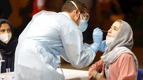 Trabajadores de Salud realizan pruebas PCR para detectar la Covid-19 a ciudadanos españoles y colaboradores del operativo de repatriación de España llegados desde Afganistán hoy, en la base militar de Torrejón de Ardoz (Madrid). El avión salió hoy mismo de Kabul hacia Dubái y es el primero de los tres aviones enviados estos días por el Ministerio de Defensa para la repatriación de españoles y de afganos que ayudaron a España durante los años que mantuvo su misión militar y de cooperación en el país asiático Trabajadores de Salud realizan pruebas PCR para detectar la Covid-19 a ciudadanos españoles y colaboradores del operativo de repatriación de España llegados desde Afganistán hoy, en la base militar de Torrejón de Ardoz (Madrid). El avión salió hoy mismo de Kabul hacia Dubái y es el primero de los tres aviones enviados estos días por el Ministerio de Defensa para la repatriación de españoles y de afganos que ayudaron a España durante los años que mantuvo su misión militar y de cooperación en el país asiático
