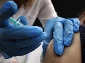 Un hombre recibe la vacuna contra el Covid-19 