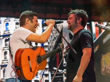 Estopa celebra sus 20 años en la música con un concierto incendiario en Starlite Estopa celebra sus 20 años en la música con un concierto incendiario en Starlite