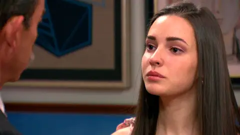 Emma, con un gesto de valentía, firma su propia sentencia Emma, con un gesto de valentía, firma su propia sentencia