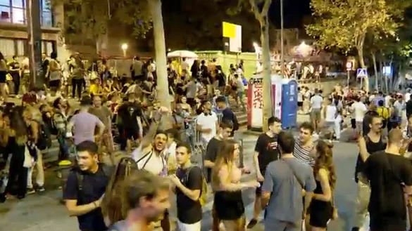 Aglomeraciones en Barcelona tras el fin del toque de queda
