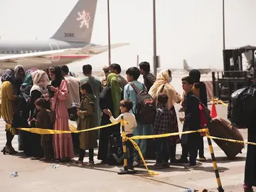 El llanto de un niño mientras el ejército de Afganistán agrede a la multitud en el aeropuerto de Kabul El llanto de un niño mientras el ejército de Afganistán agrede a la multitud en el aeropuerto de Kabul