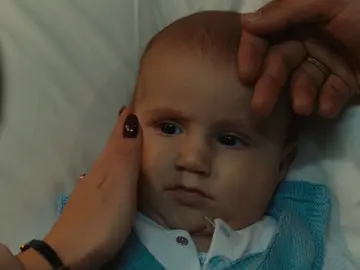 Züleyha y Demir, preocupados por el estado de salud del pequeño Adnan Züleyha y Demir, preocupados por el estado de salud del pequeño Adnan
