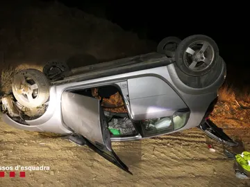 Un vehículo atropella a tres jóvenes y se da a la fuga Un vehículo atropella a tres jóvenes y se da a la fuga