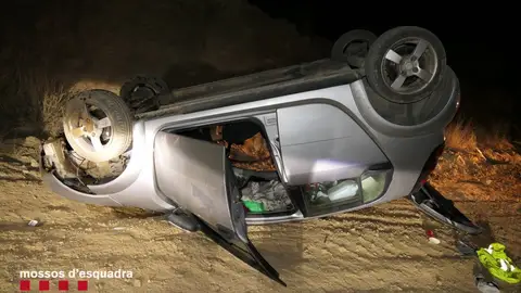 Un vehículo atropella a tres jóvenes y se da a la fuga Un vehículo atropella a tres jóvenes y se da a la fuga