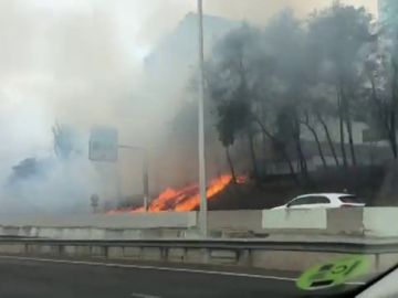 Un incendio cerca del hotel Nuevo Madrid causa una gran humareda