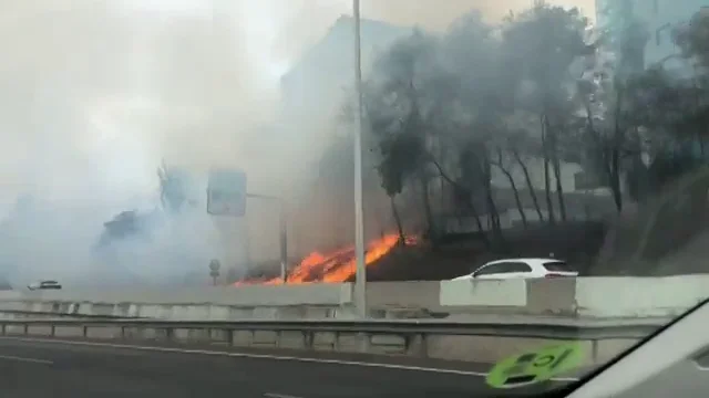 Un incendio cerca del hotel Nuevo Madrid causa una gran humareda Un incendio cerca del hotel Nuevo Madrid causa una gran humareda