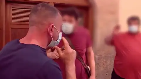 El enfrentamiento entre el dueño de un edifico y los okupas: Vas a ir a la cárcel" El enfrentamiento entre el dueño de un edifico y los okupas: Vas a ir a la cárcel"