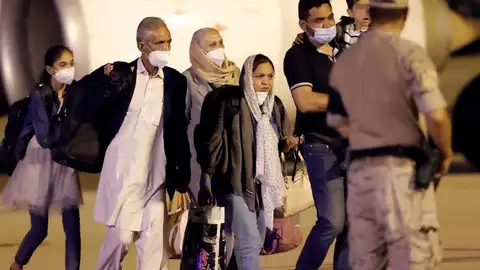 Varios ciudadanos afganos llegados este domingo a la base aérea de Torrejón. Varios ciudadanos afganos llegados este domingo a la base aérea de Torrejón.