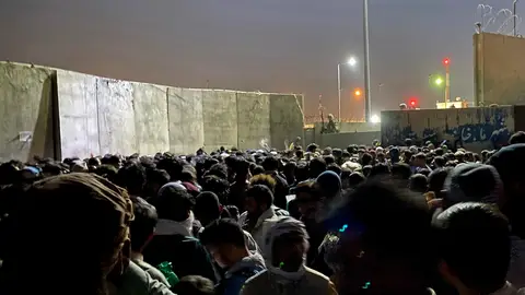 Vista de personas aglomeradas a las afueras del Aeropuerto Internacional Hamid Karzai de Kabul, Afganistán. Vista de personas aglomeradas a las afueras del Aeropuerto Internacional Hamid Karzai de Kabul, Afganistán.