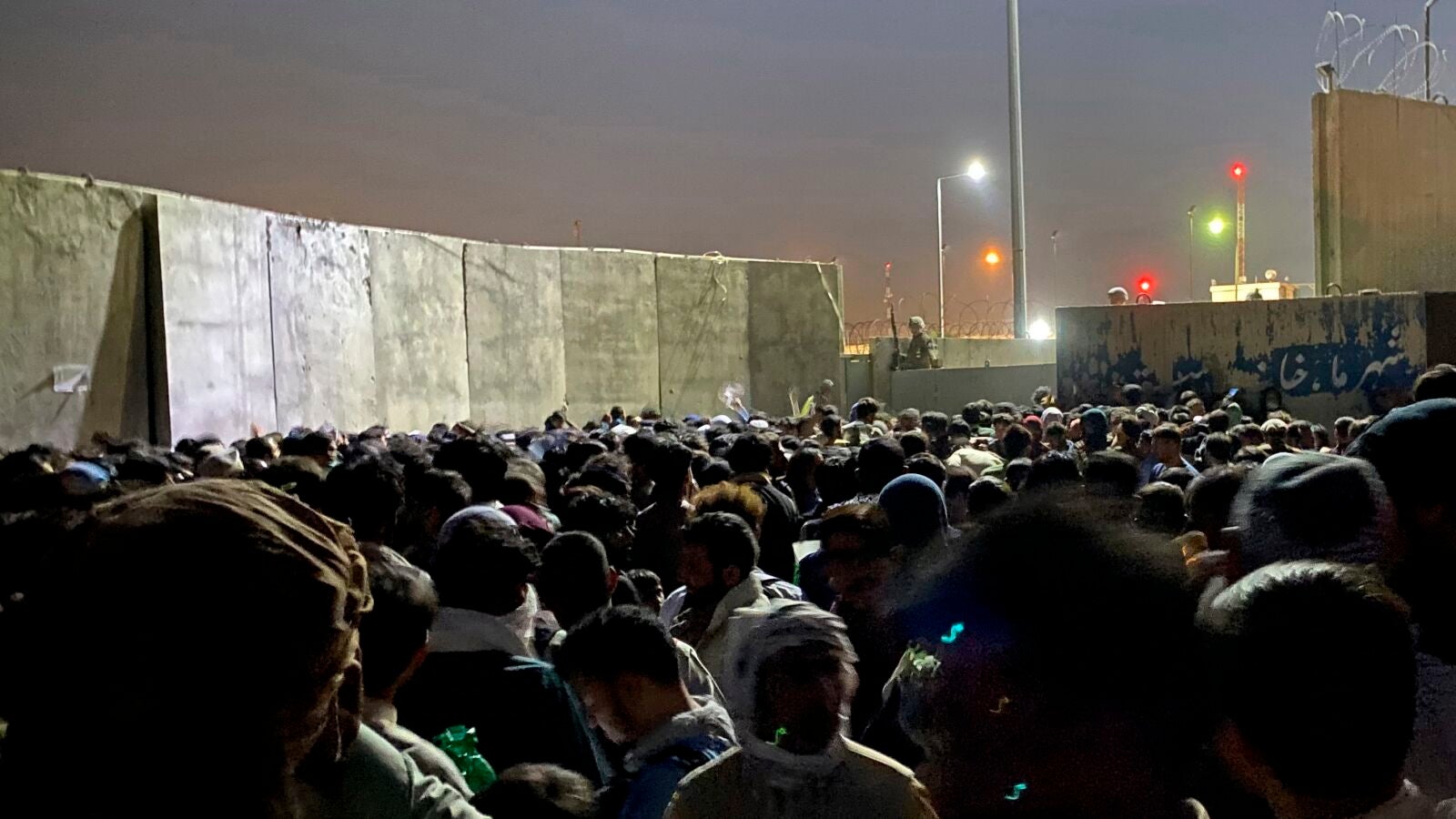Francia investiga a 5 afganos evacuados desde Kabul por posibles vínculos con los talibanes