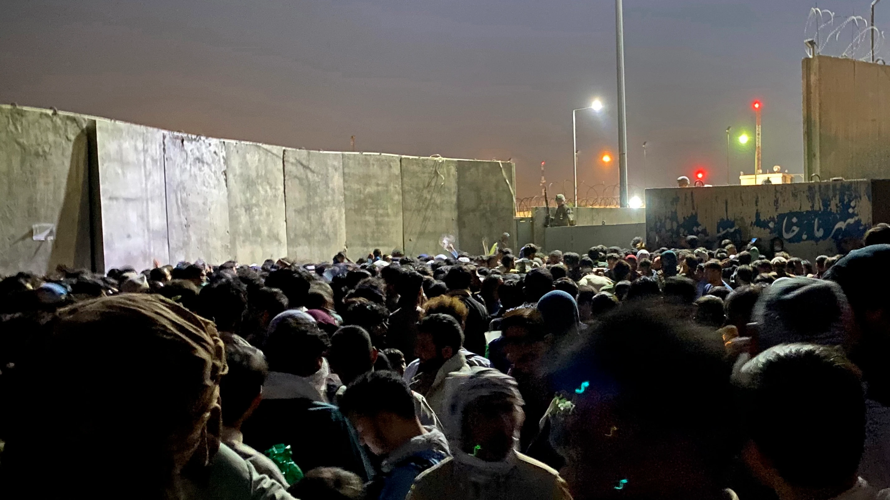 Vista de personas aglomeradas a las afueras del Aeropuerto Internacional Hamid Karzai de Kabul, Afganistán. Vista de personas aglomeradas a las afueras del Aeropuerto Internacional Hamid Karzai de Kabul, Afganistán.