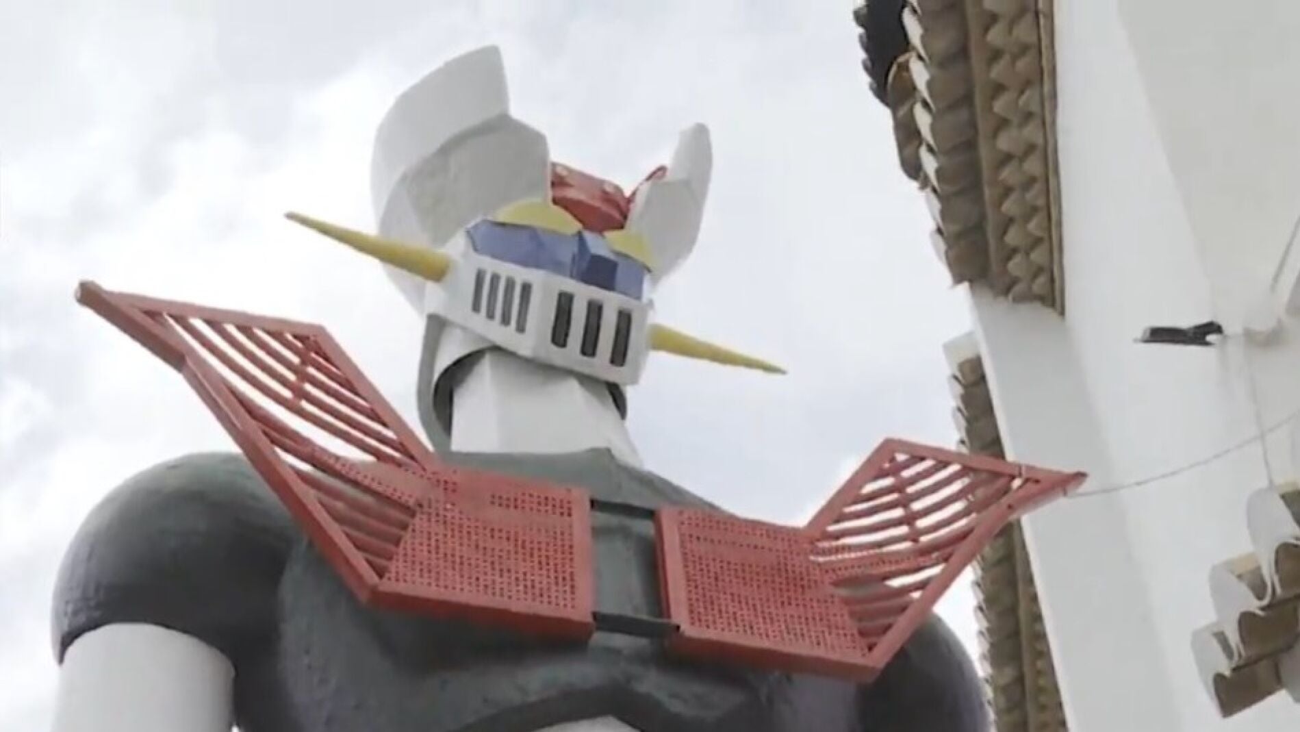 Una familia construye una réplica de Mazinger Z de 7 metros de altura en un jardín de Granada imagen