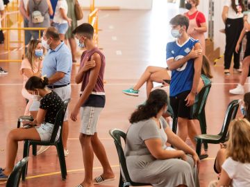 Un ensayo de la vacuna contra la Covid-19 ya inocula a menores entre 6 y 12 años en Santiago