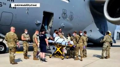 Una mujer afgana da a luz a bordo de un avión de evacuación de Estados Unidos