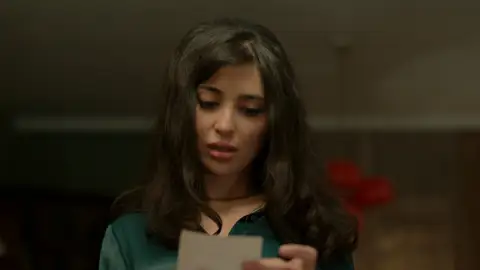 El agradecimiento de Yilmaz a la doctora Müjgan El joven le regala un pañuelo a la nueva doctora