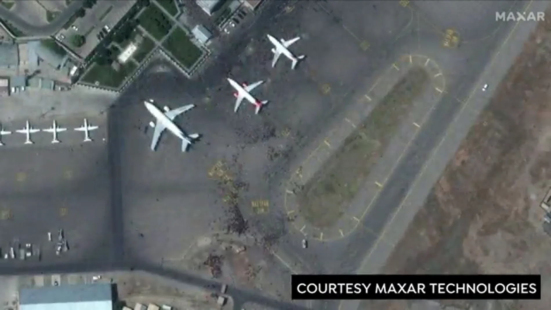 Las imágenes de los satélites muestran la situación de caos cerca del aeropuerto de Kabul, en Afganistán