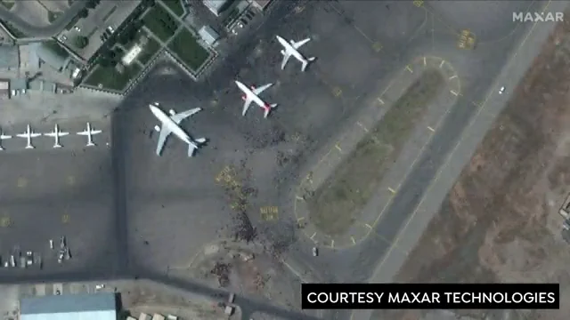 Las im&aacute;genes de los sat&eacute;lites muestran la situaci&oacute;n de caos cerca del aeropuerto de Kabul, en Afganist&aacute;n