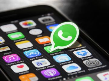 WhatsApp ya no muestra en color azul la notificación de escucha de audio en su nueva actualización