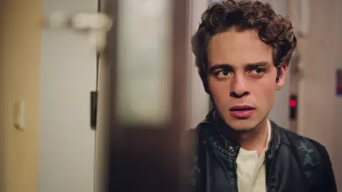 Ege escucha la amenaza reveladora de Haluk a Han: “Le diré que os habéis casado” Haluk chantajea a Han con contar su secreto con Inci, pero Ege lo descubre antes de tiempo.