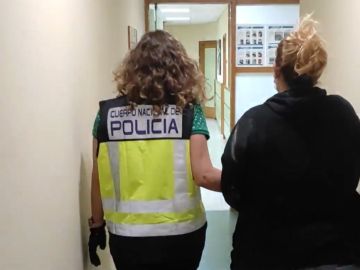 Cuatro familiares son detenidos por encerrar a una joven de 18 años para evitar que se viera con su novio