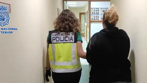 Cuatro familiares son detenidos por encerrar a una joven de 18 años para evitar que se viera con su novio Cuatro familiares son detenidos por encerrar a una joven de 18 años para evitar que se viera con su novio