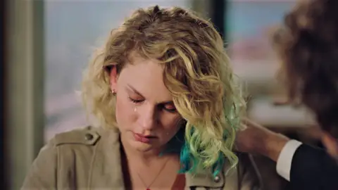 Inci, abrumada el conocer el motivo por el que Haluk visitó a Han Han decide contar a Inci el motivo por el que Haluk fue a visitar a Han a espaldas de su hija.