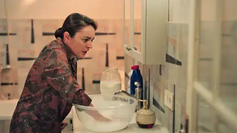 El peligroso remedio de Safiye para limpiarse de la “suciedad” de Inci Safiye pone en peligro su propia salud para deshacerse de los “gérmenes” que Inci le ha dejado en sus manos.