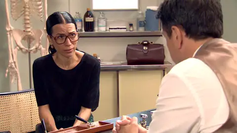 Manolita presiona a Abel para confirmar sus sospechas del atentado Manolita presiona a Abel para confirmar sus sospechas del atentado