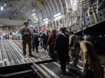 Fotografía facilitada este martes por el Departamento de Asuntos Públicos del Comando Central de EE.UU., a través de DVIDS, en la que se registró el pasado domingo la evacuación de civiles afganos al abordar un avión C-17 Globemaster III de la Fuerza Aérea de los EE.UU., en el Aeropuerto Internacional Hamid Karzai, en Kabul (Afganistán).