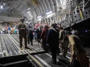 Fotografía facilitada este martes por el Departamento de Asuntos Públicos del Comando Central de EE.UU., a través de DVIDS, en la que se registró el pasado domingo la evacuación de civiles afganos al abordar un avión C-17 Globemaster III de la Fuerza Aérea de los EE.UU., en el Aeropuerto Internacional Hamid Karzai, en Kabul (Afganistán). Fotografía facilitada este martes por el Departamento de Asuntos Públicos del Comando Central de EE.UU., a través de DVIDS, en la que se registró el pasado domingo la evacuación de civiles afganos al abordar un avión C-17 Globemaster III de la Fuerza Aérea de los EE.UU., en el Aeropuerto Internacional Hamid Karzai, en Kabul (Afganistán).