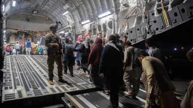 Una unidad de los 'boinas verdes' ayuda en las labores de repatriación del aeropuerto de Kabul