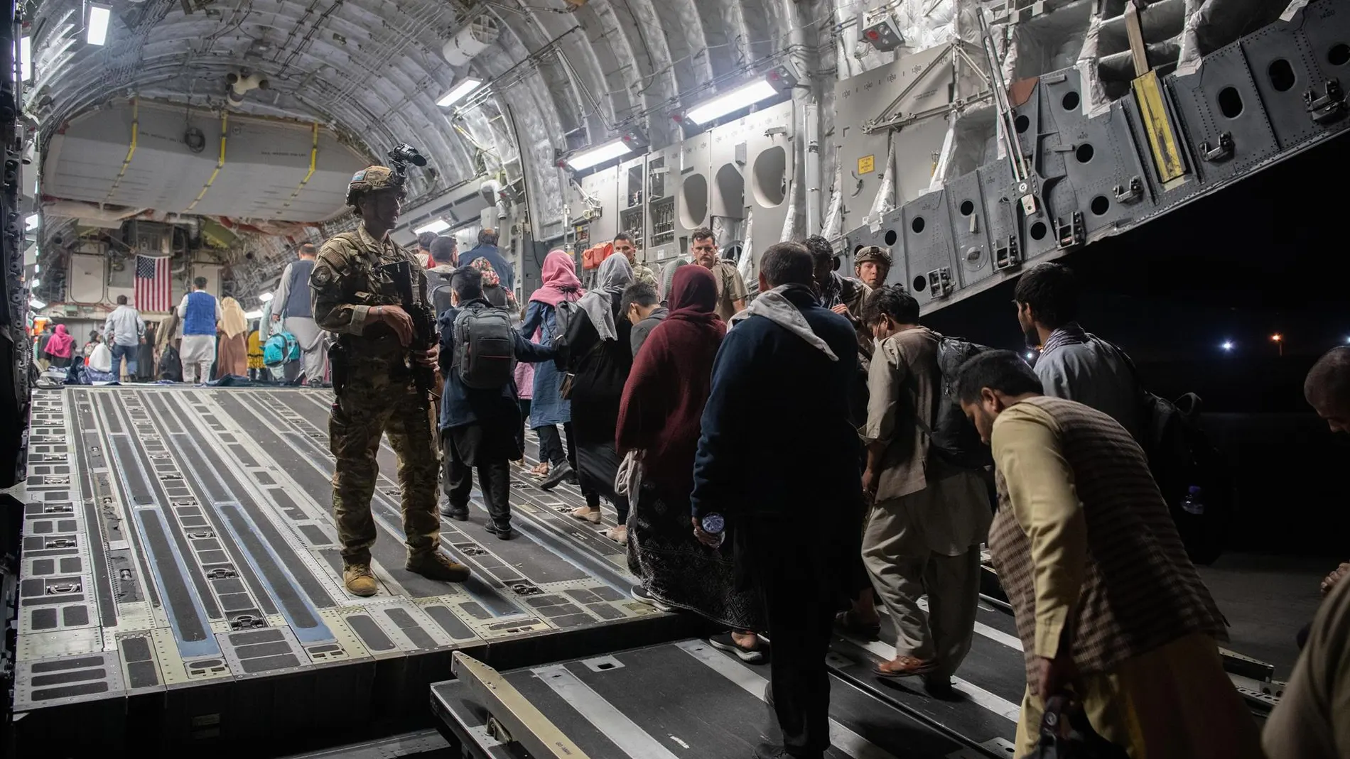 Fotografía facilitada este martes por el Departamento de Asuntos Públicos del Comando Central de EE.UU., a través de DVIDS, en la que se registró el pasado domingo la evacuación de civiles afganos al abordar un avión C-17 Globemaster III de la Fuerza Aérea de los EE.UU., en el Aeropuerto Internacional Hamid Karzai, en Kabul (Afganistán).