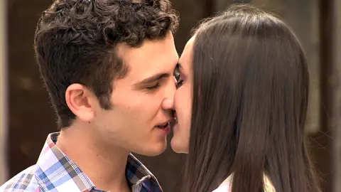 La dulce reconciliación de Emma y Manolín se convierte en pánico: ¡una bomba estalla en el centro social! La dulce reconciliación de Emma y Manolín se convierte en pánico: ¡una bomba estalla en el centro social!