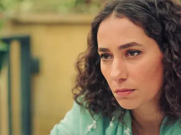 Esra, atónita al descubrir la fuerte agresividad de Han en su infancia Esra, atónita al descubrir la fuerte agresividad de Han en su infancia