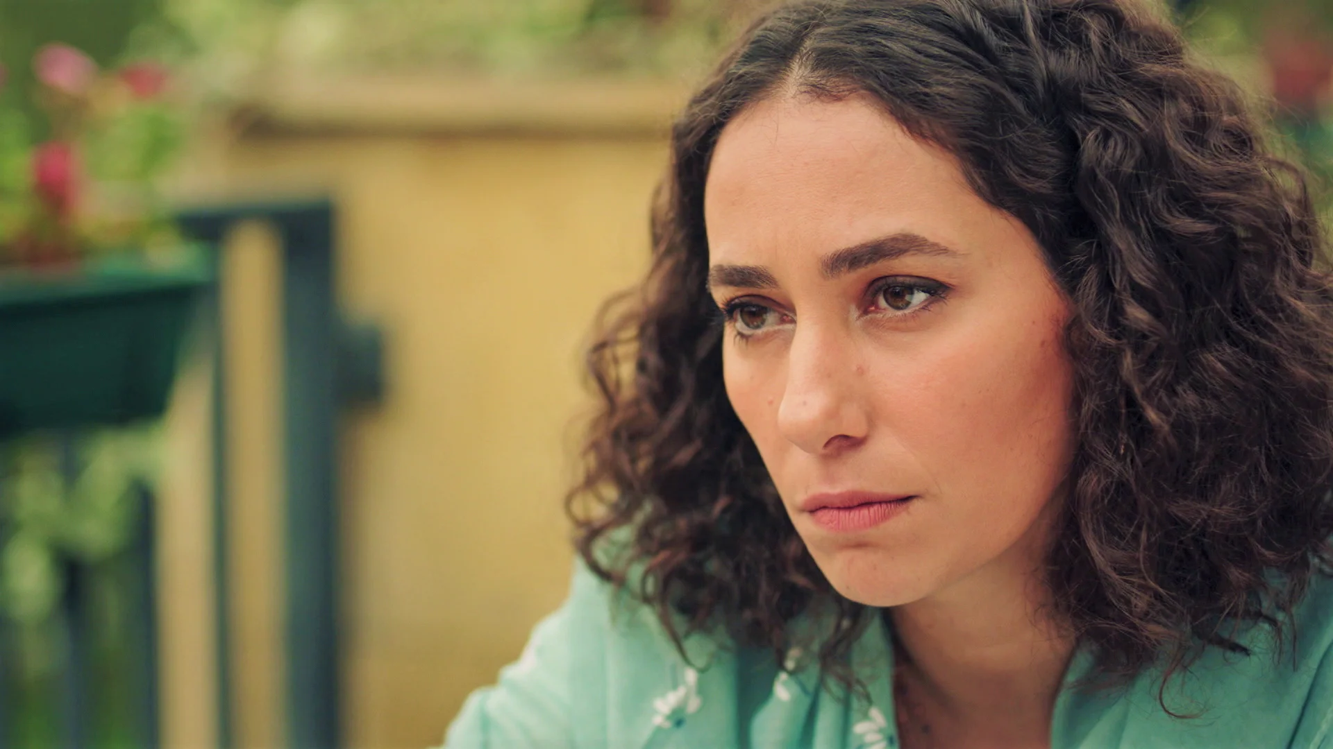 Esra, atónita al descubrir la fuerte agresividad de Han en su infancia Esat confiesa a Esra un episodio que vivió Han cuando era niño.