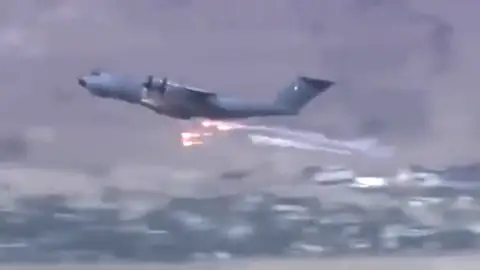 Aviones franceses lanzan bengalas antimisiles para evitar ser derribados en el aeropuerto de Kabul Aviones franceses lanzan bengalas antimisiles para evitar ser derribados en el aeropuerto de Kabul