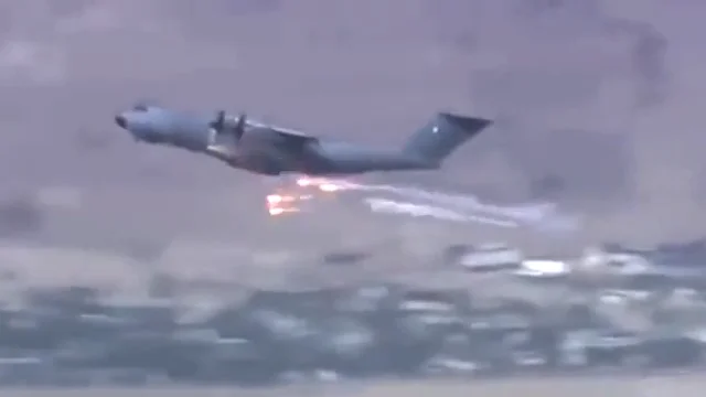 Aviones franceses lanzan bengalas antimisiles para evitar ser derribados en el aeropuerto de Kabul Aviones franceses lanzan bengalas antimisiles para evitar ser derribados en el aeropuerto de Kabul