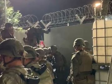 Un grupo de soldados españoles rescatan a ciudadanos afganos