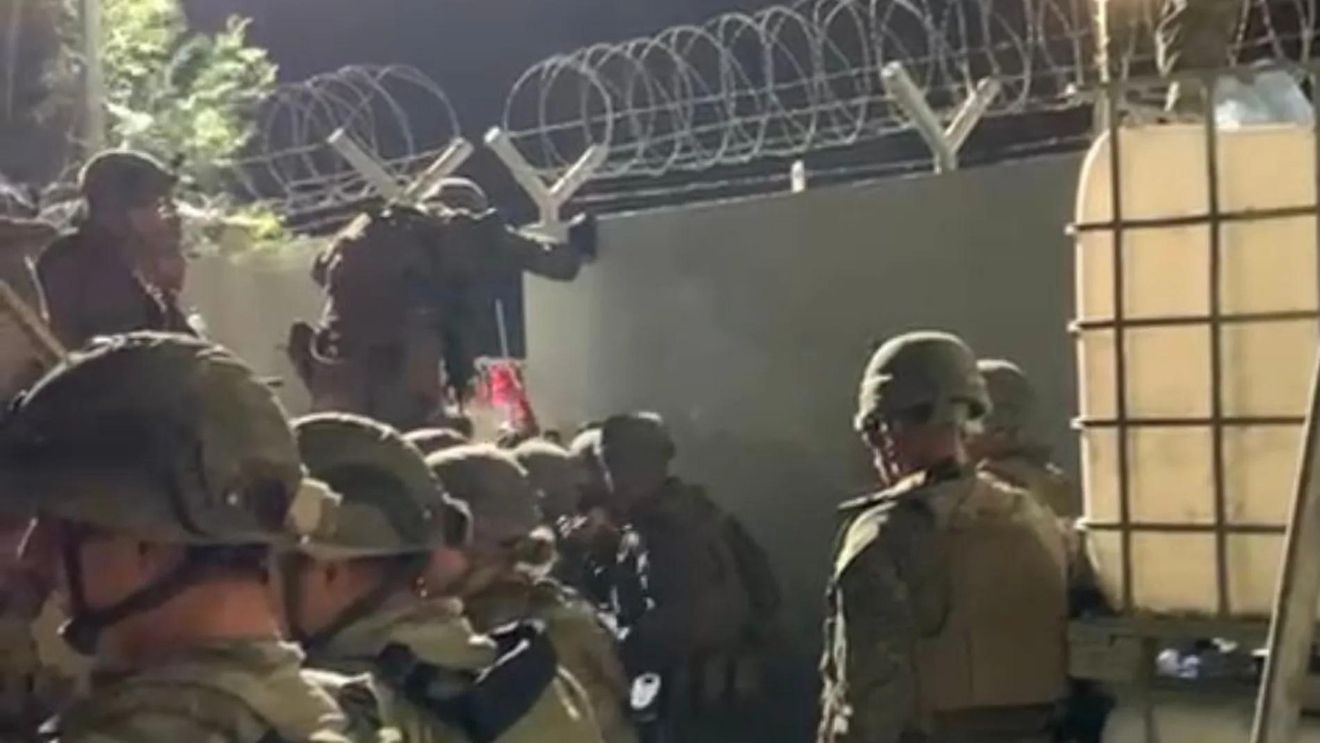 Un grupo de soldados españoles rescatan a ciudadanos afganos