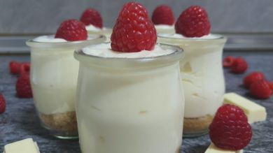 Así es la sencilla receta de vasitos de cheesecake con chocolate blanco sin horno