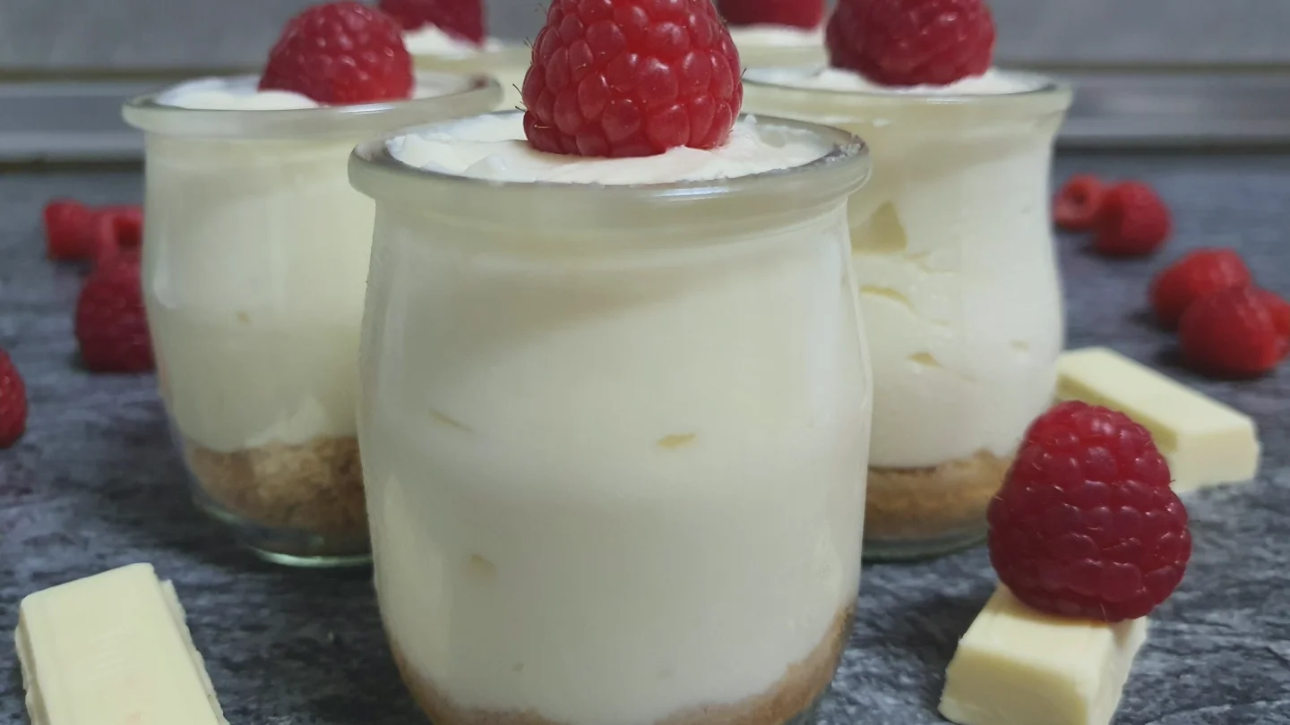Vasitos de cheesecake de chocolate blanco Vasitos de cheesecake de chocolate blanco