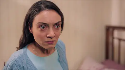 Safiye pone remedio para que Esat no se sienta atraído por Gülben Gülben pierde lo más preciado de su físico a propósito de su hermana Safiye.