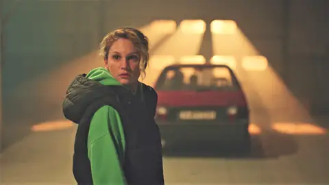 Han, sin escapatoria: Inci le sorprende con otra persona en su coche Inci decide perseguir a Han para ver si oculta algo y se lleva una impactante sorpresa.